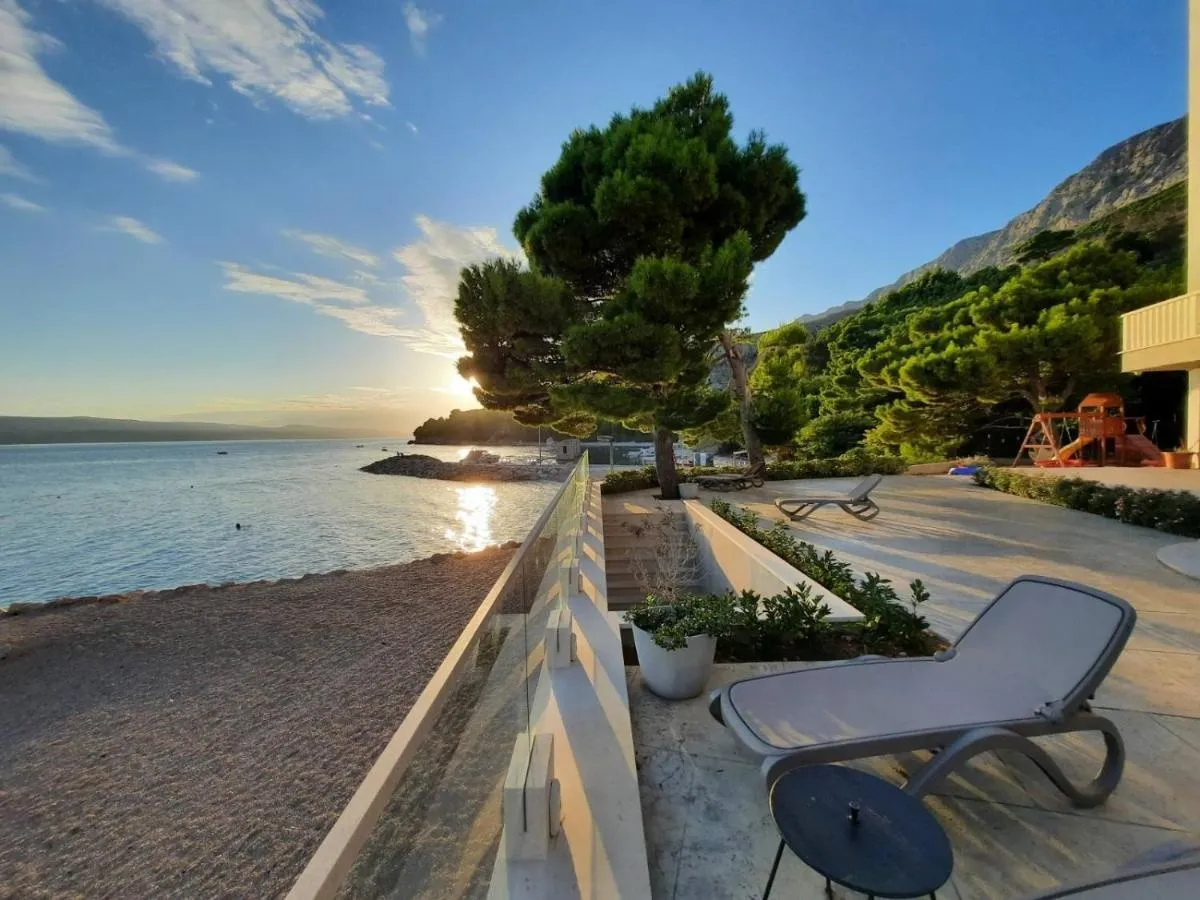 Terasa uz plažu u zalasku sunca