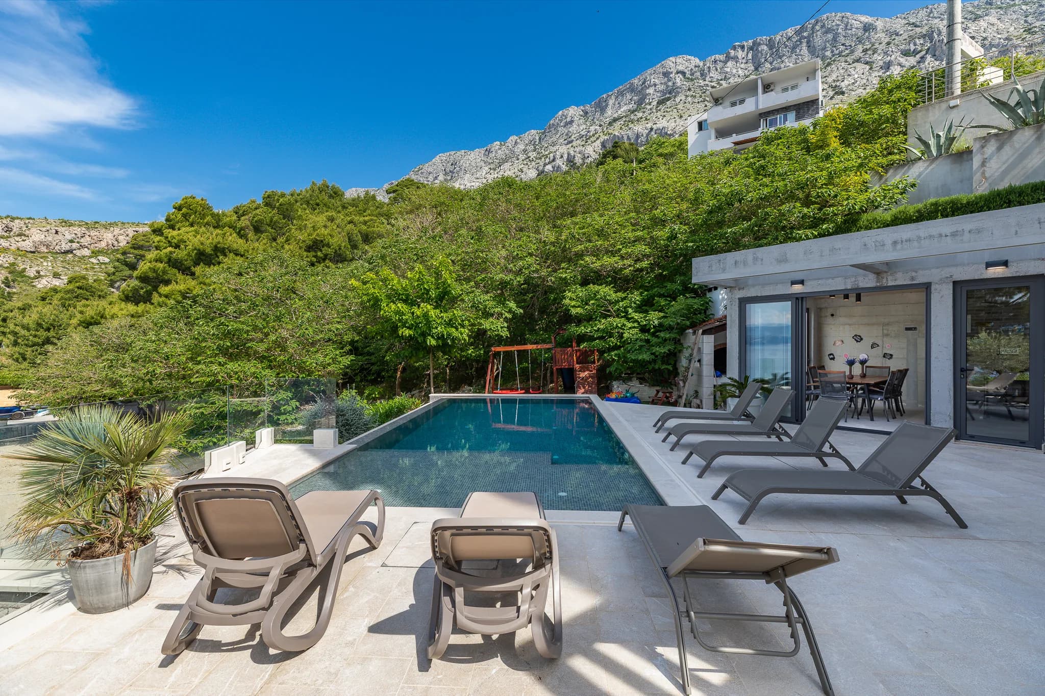Bazen i igralište za djecu uz Villa Caricu, s pogledom na Biokovo