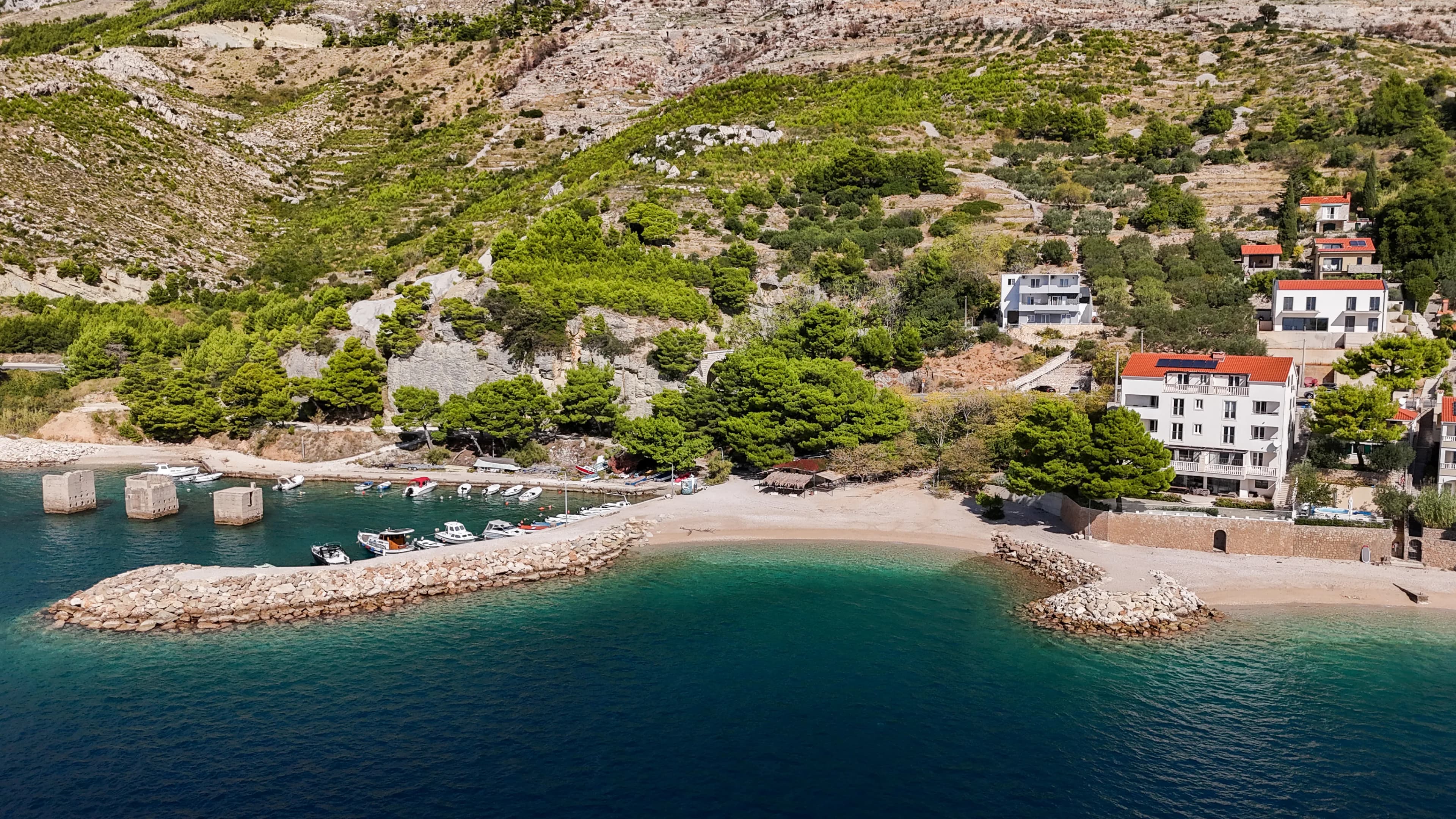 Uvala Medići iz zraka, s lukom i plažom