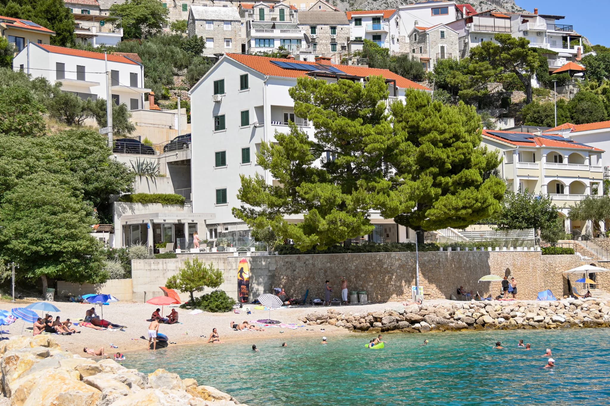 Plaža i vila snimljene s mora