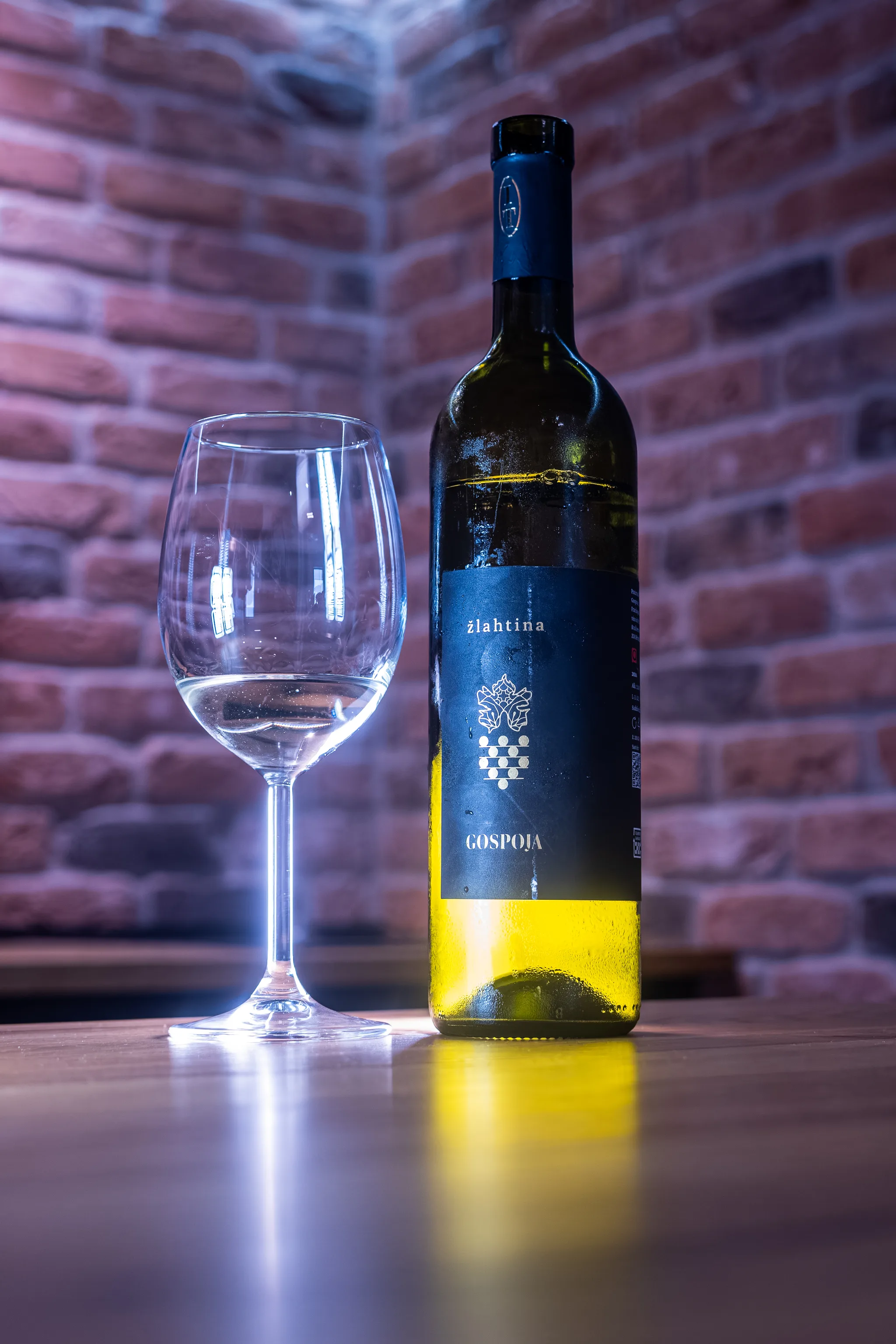 Boca Žlahtine i čaša vina u podrumu Villa Carice
